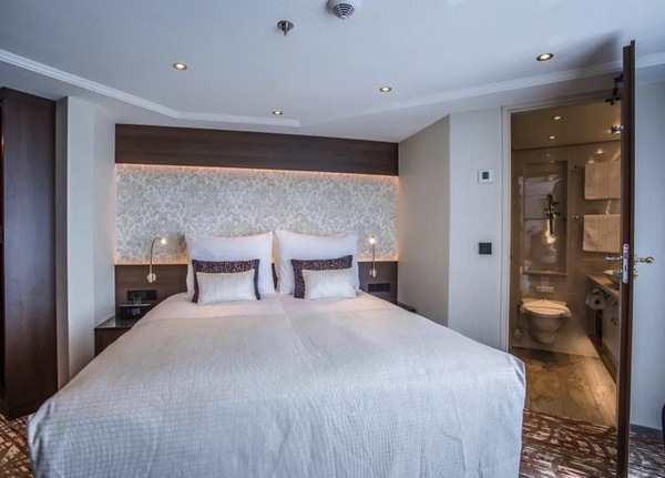 Riviera Travel, MS Oscar Wilde, Superior Suite.jpg